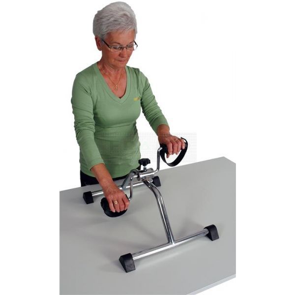Simple pedal exerciser - stoelfiets - arm en been trainer vrouw
